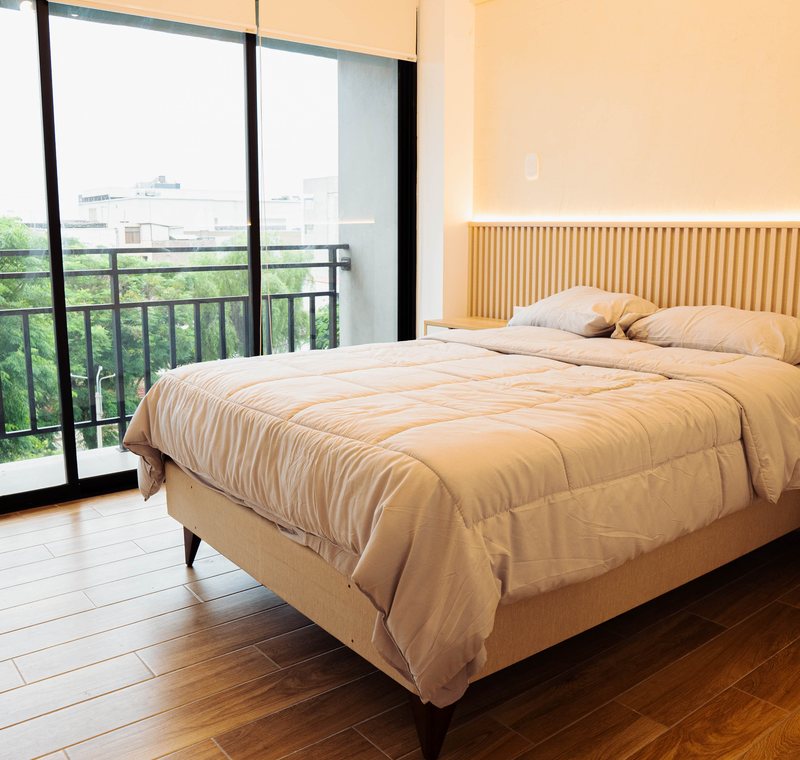 Dormitorio de Suite Alameda 501, con balcón y vista al parque