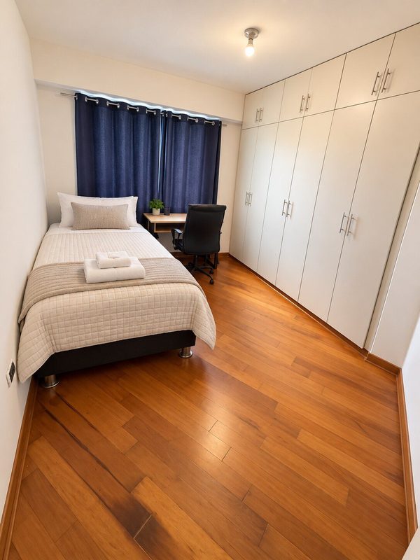 El Buen Depa — Habitación con cama de plaza y media, escritorio y clóset
