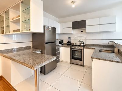 El Buen Depa — Cocina con refrigeradora y horno