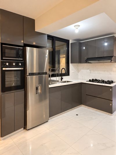 Penthouse Suite San Isidro — Cocina con horno y microondas empotrados