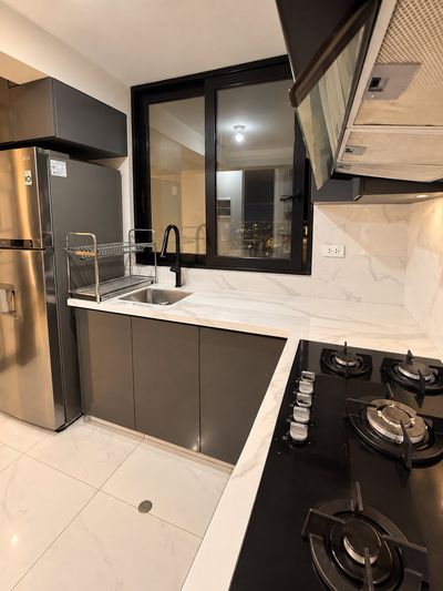 Penthouse Suite San Isidro — Cocina a gas y refrigeradora con dispensador