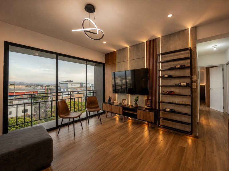 Sala de la Suite Ejecutiva, unidad propia de Suite Up, con vista a Trujillo