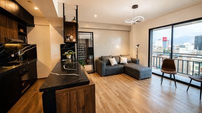 Suite Ejecutiva — Sala y cocina integradas
