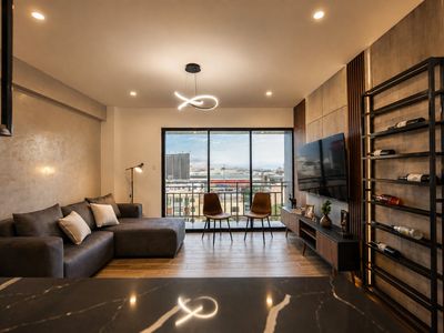 Suite Ejecutiva — La sala vista desde la cocina