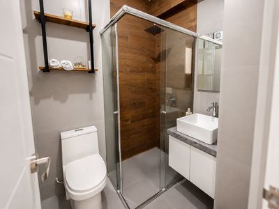 Suite Ejecutiva — Baño con ducha