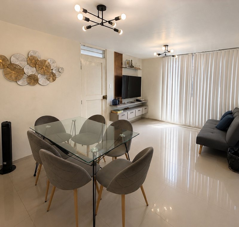 Sala y comedor de Suite Mochica, luminosos, con mesa de vidrio para seis