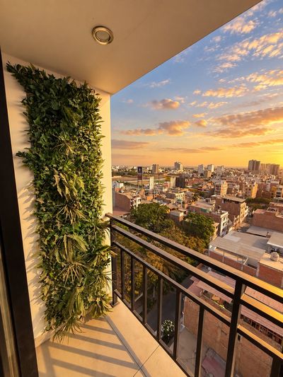 Sunset Suite — Balcón en el piso 12, al atardecer