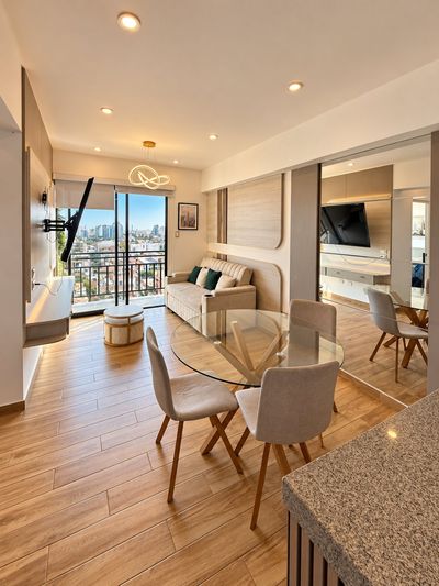 Sunset Suite — Sala y comedor, con salida al balcón