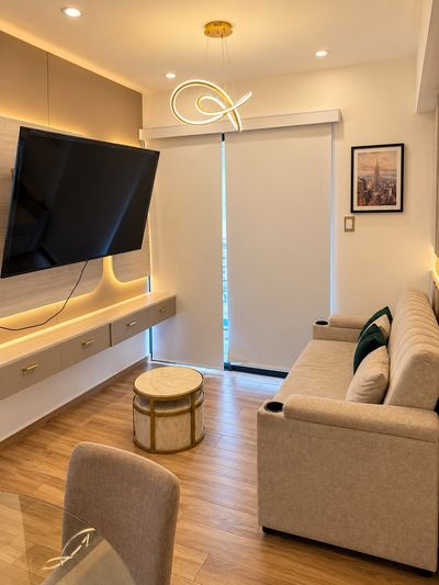 Sunset Suite — Sala con sofá cama y televisor