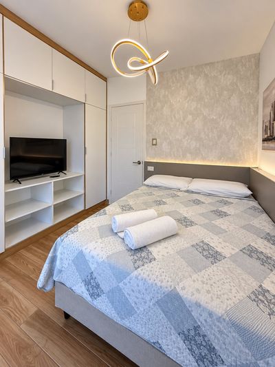 Sunset Suite — Dormitorio con clóset y televisor