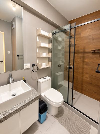 Sunset Suite — Baño con ducha