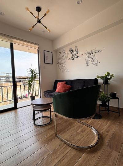 Urban Spring — Sala de estar con salida al balcón