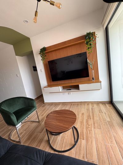 Urban Spring — Sala, televisor y estar