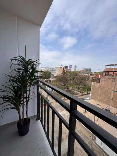 Urban Spring — Balcón con vista a la ciudad