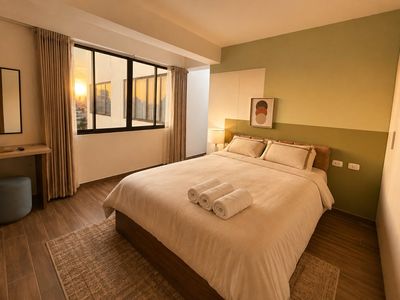 Suite Familiar 603 — Dormitorio principal, hacia la ventana