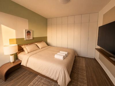 Suite Familiar 603 — Dormitorio principal, clóset y televisor